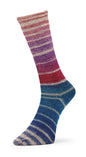 Handgestrickte Socke aus Nordik Socks Sockenwolle, Farbverlauf in Rosa, Violett und Blau