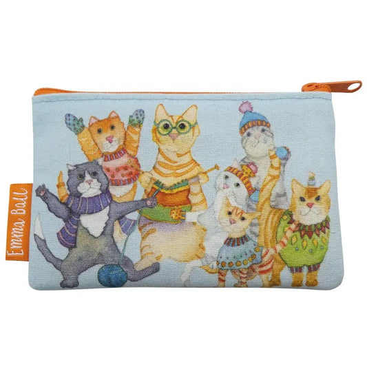 Hellblaue „Kittens in Mittens" Notions-Tasche von Emma Ball mit orangefarbenem Reißverschluss. Aquarell-Illustration mit sieben Katzen in bunten Pullovern und Strickmützen, einige mit Wollknäuel und Stricknadeln.