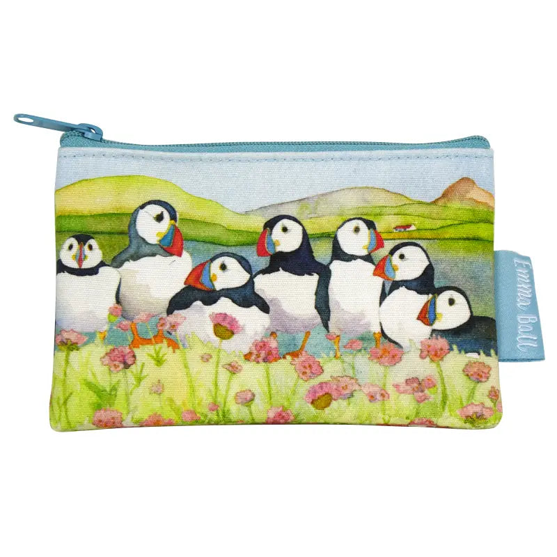 Zubehör-Täschchen „Seathrift Puffins" von Emma Ball auf weißem Hintergrund — bedruckte Baumwolle mit sieben Papageientauchern zwischen rosa Strandnelken vor grüner Küstenlandschaft, hellblauer Reißverschluss und Emma Ball Label seitlich.