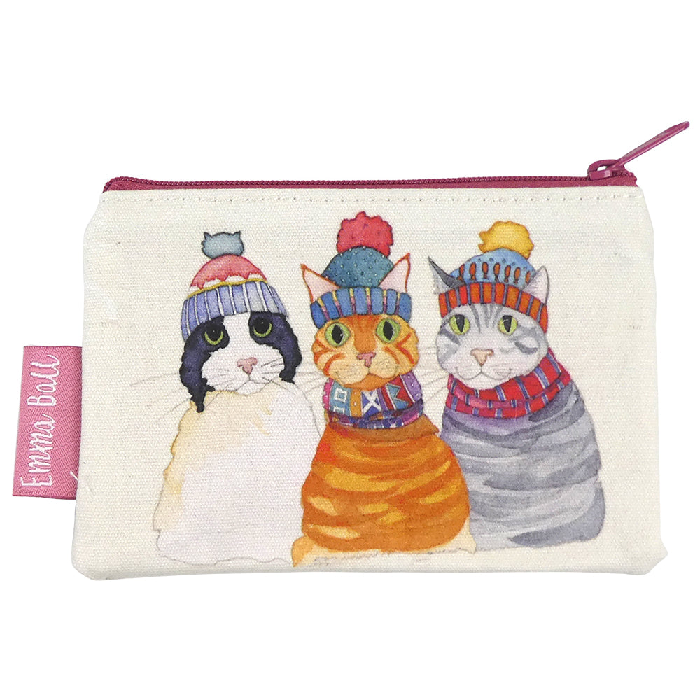 Zubehör-Täschchen „Cats in Hats" von Emma Ball auf weißem Hintergrund — cremefarbene Baumwolle mit drei Katzen in bunten Bommelmützen und Schals, beerenfarbener Reißverschluss und Emma Ball Label seitlich.