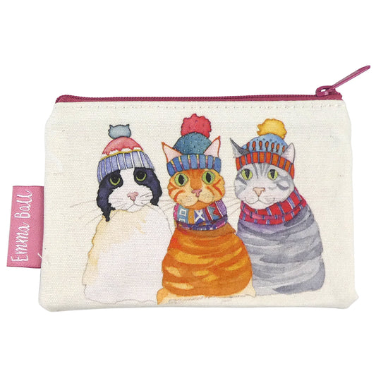Zubehör-Täschchen „Cats in Hats" von Emma Ball auf weißem Hintergrund — cremefarbene Baumwolle mit drei Katzen in bunten Bommelmützen und Schals, beerenfarbener Reißverschluss und Emma Ball Label seitlich.