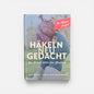 Cover von „Häkeln neu gedacht" von Julia Winter und Helena Dell-Kolaschnik auf weißem Hintergrund — Hand in blauem gehäkeltem Fausthandschuh hält eine Magnolienblüte; großer cremefarbener Titel, rosa Banner „für Anfänger geeignet" oben rechts.