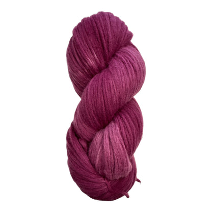 Strang handgefärbter Wolle der Eisblumen Kollektion in Farbe Winterbeere — tiefes Magenta-Fuchsia mit helleren Fasern, lebendige Ungleichmäßigkeit der Handfärbung.