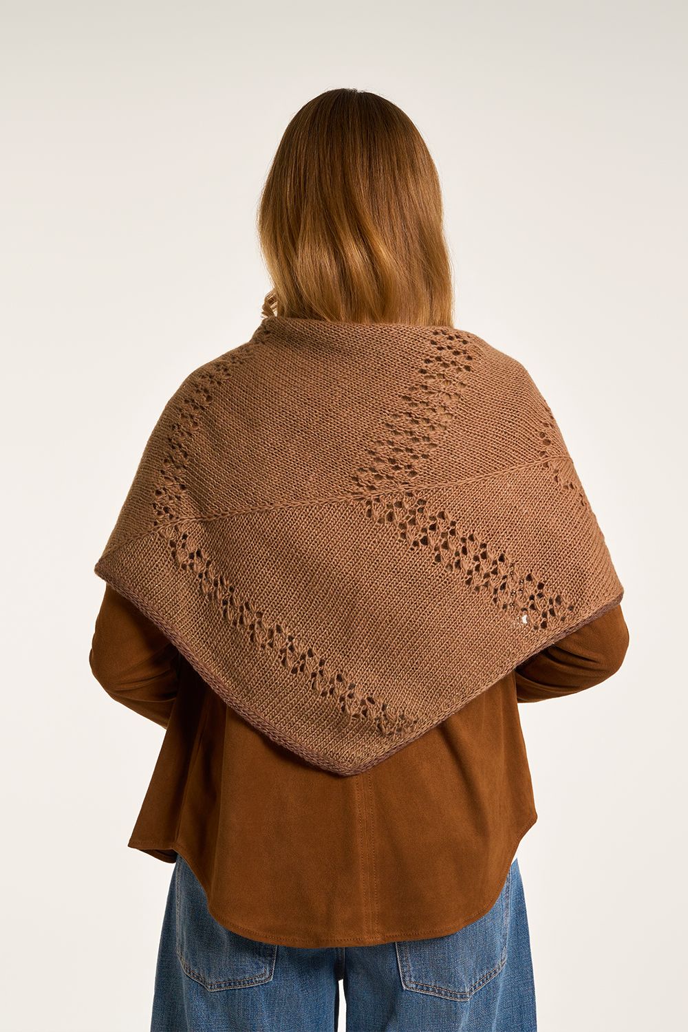 Handgestrickter Schal aus Poema Glitter – elegantes Accessoire aus Merino-Lurex-Garn