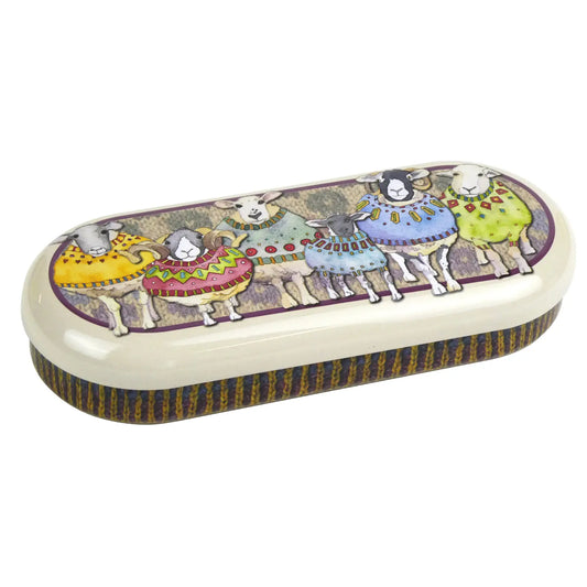 Etui für Brille und Strickzubehör „Sheep in Sweaters“ von Emma Ball – Aquarell mit sechs Schafen in bunten Strickpullovern