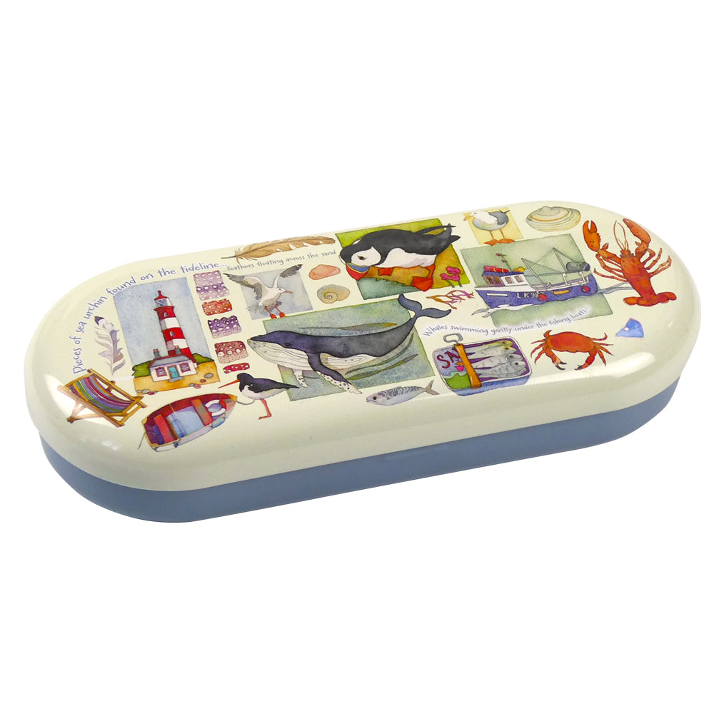 „Coastal Pieces" Etui von Emma Ball, geschlossen. Cremefarbene Oberseite mit Aquarell-Illustrationen: Leuchtturm, Wal, Hummer, Krabbe, Möwe, Fischerboot und kleine Küstenmotive.