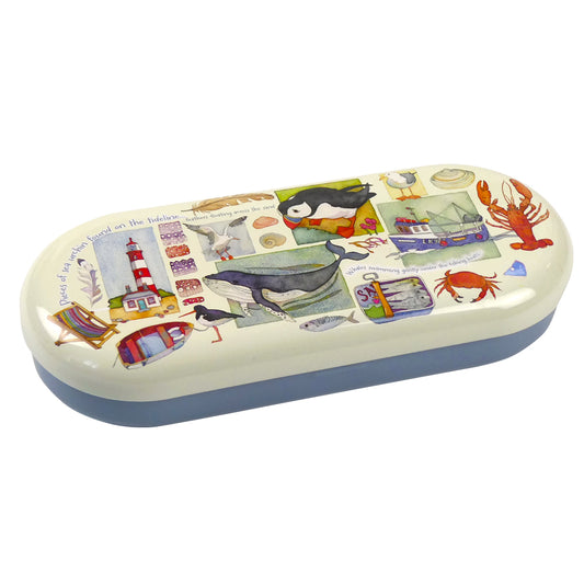 „Coastal Pieces" Etui von Emma Ball, geschlossen. Cremefarbene Oberseite mit Aquarell-Illustrationen: Leuchtturm, Wal, Hummer, Krabbe, Möwe, Fischerboot und kleine Küstenmotive.