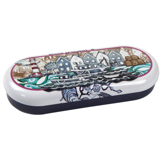 „Fishing Village" Etui von Caroline Cleave, geschlossen. Cremefarbene Oberseite mit dunkelblauer Schmalseite. Linolschnitt-Illustration: Hafendorf mit weißen Häusern, rot-weißer Leuchtturm, Fischerboote auf bewegtem Wasser, Hummerkörbe am Ufer.