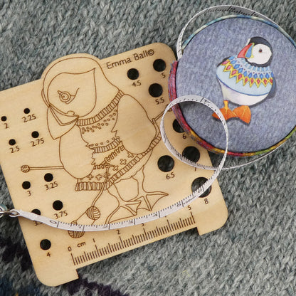 Emma Ball Nadelmaß Woolly Puffin – Holz-Nadelmaß kaufen, Strickzubehör aus Hamburg