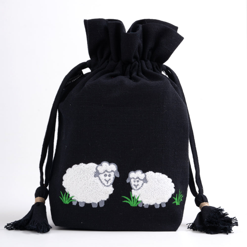 Handgefertigte Meadow Drawstring Bag mit Kordelzug, perfekt für kleine Strickutensilien.