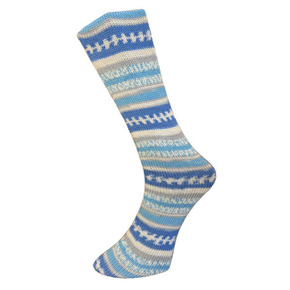 Gestrickte Socke aus Ferner 4fach Sockenwolle in Blau und Weiß mit Jacquard-Muster, Farbe 4-2212