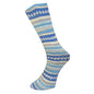 Gestrickte Socke aus Ferner 4fach Sockenwolle in Blau und Weiß mit Jacquard-Muster, Farbe 4-2212