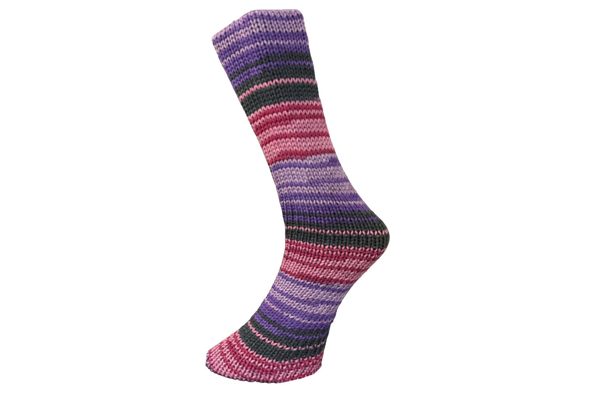 Gestrickte Socke aus Lungauer Sockenwolle 8fach in Violett, Pink, Beerenrot und Anthrazit gestreift