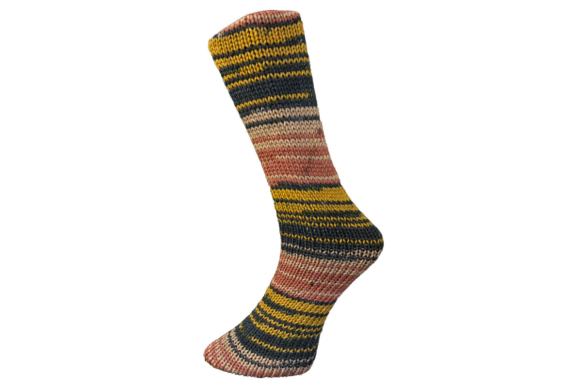 Gestrickte Socke aus Lungauer Sockenwolle 8fach in Senfgelb, Terrakotta und Anthrazit gestreift