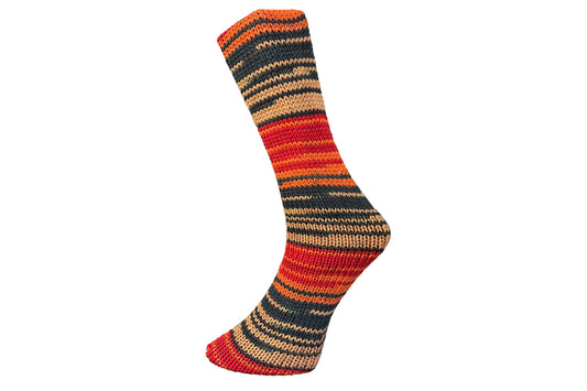 Gestrickte Socke aus Lungauer Sockenwolle 8fach in Rot, Orange, Apricot und Anthrazit gestreift