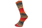 Gestrickte Socke aus Lungauer Sockenwolle 8fach in Rot, Orange, Apricot und Anthrazit gestreift