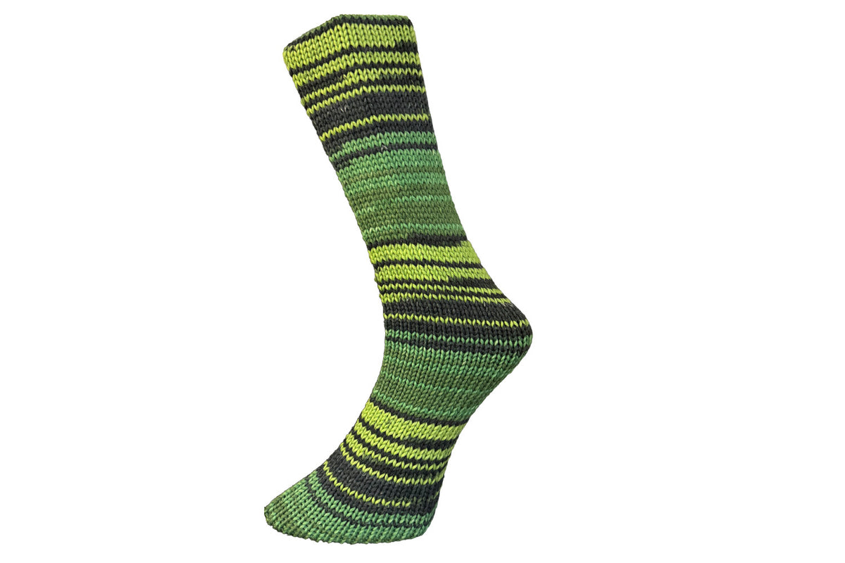 Gestrickte Socke aus Lungauer Sockenwolle 8fach in Hellgrün, Grasgrün und Anthrazit gestreift