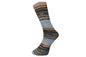 Gestrickte Socke aus Lungauer Sockenwolle 8fach in Anthrazit, Grau, Hellblau und Apricot gestreift