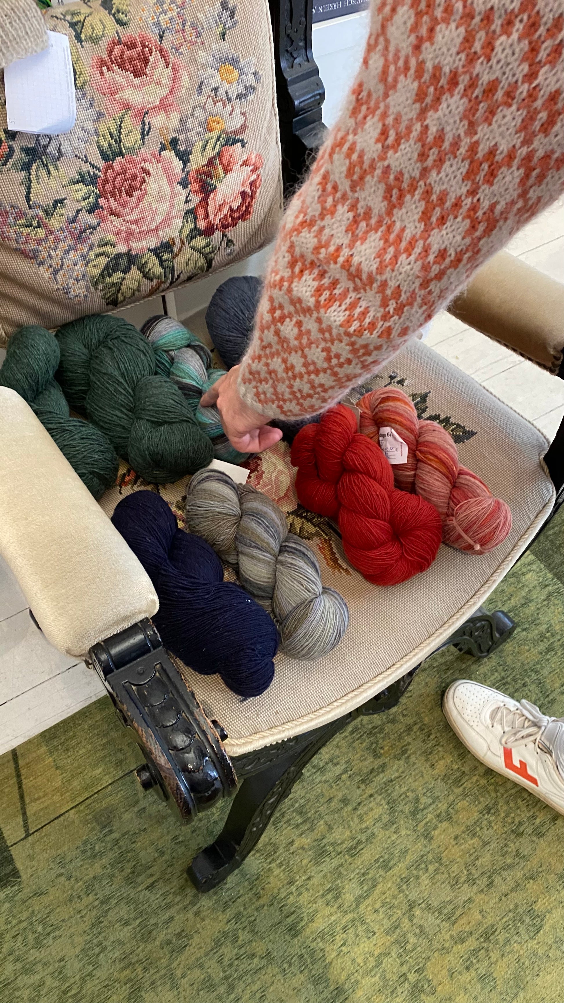 Der Preis für die Garn-Kits variiert aufgrund der unterschiedlichen Gewichte der Dundaga Wool Stränge.