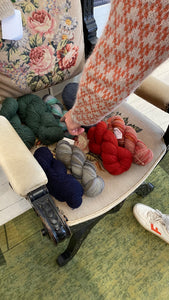 Der Preis für die Garn-Kits variiert aufgrund der unterschiedlichen Gewichte der Dundaga Wool Stränge.