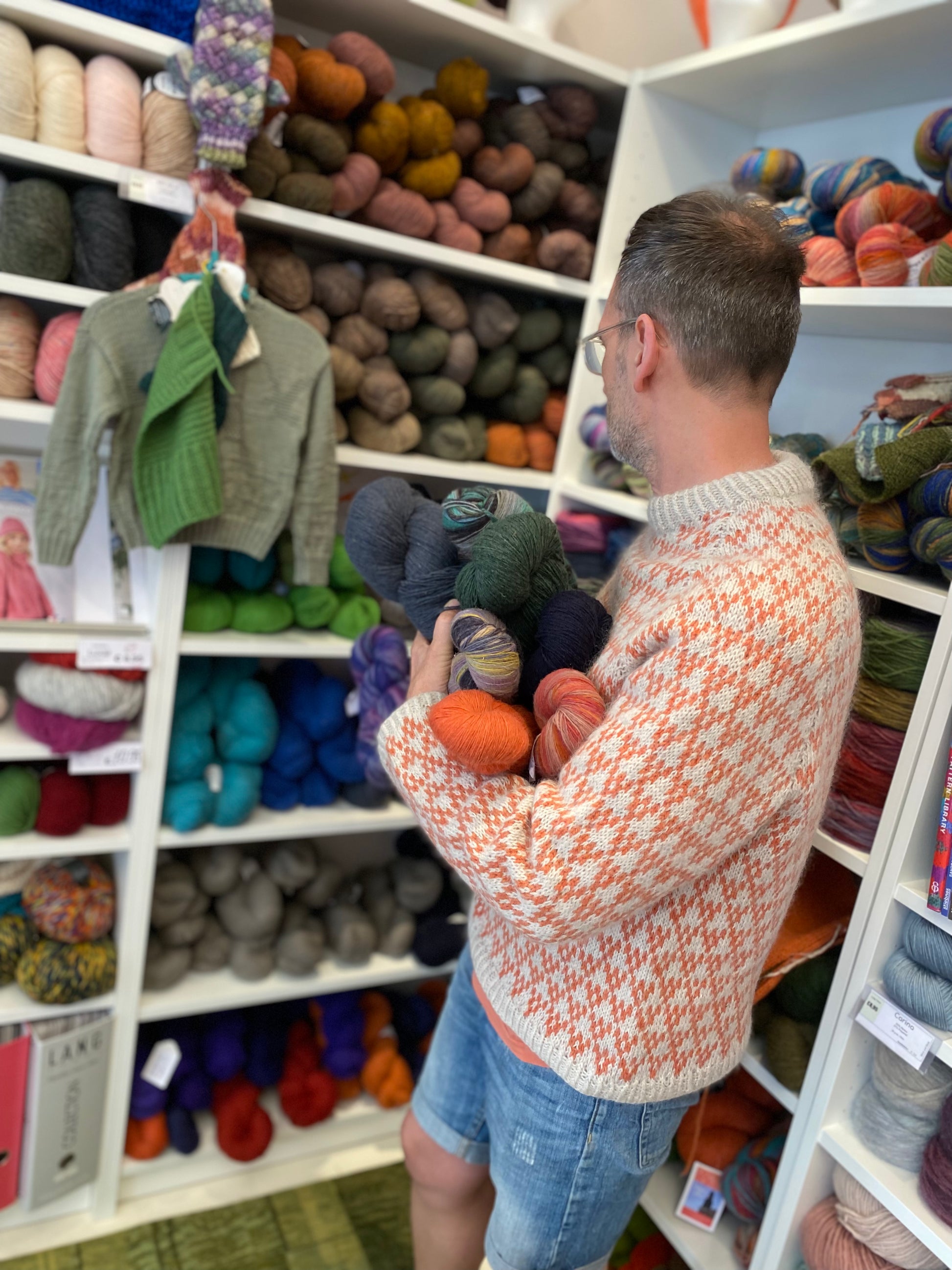 Die Kits enthalten zwei Farbvarianten der Dundaga Wool: eine Grundfarbe (einfarbig) und eine Kontrastfarbe (mit langem, weichem Farbverlauf).