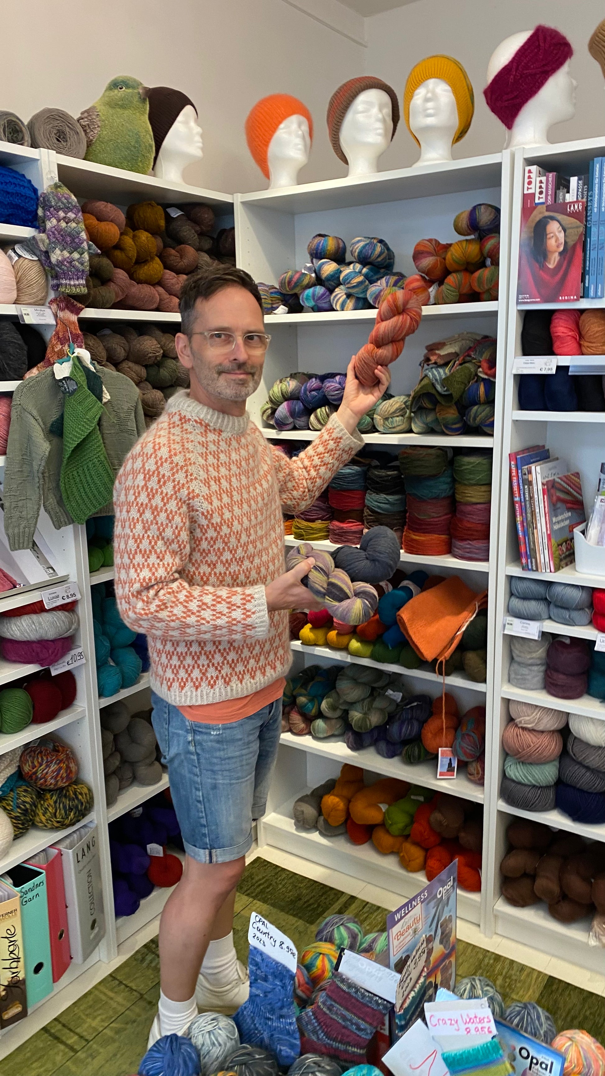 In unserem Shop findest du Garn-Kits für den Blue Hour Schal, die der Designer Andreas Ruthemann bei uns persönlich zusammengestellt hat.