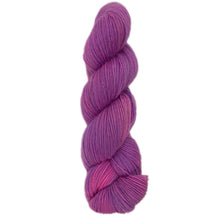 Laden Sie das Bild in den Galerie-Viewer, sockenwolle kaufen	Purple Pop	Uni handgefärbte Sockenwolle 4-fach «#Nadschiba»