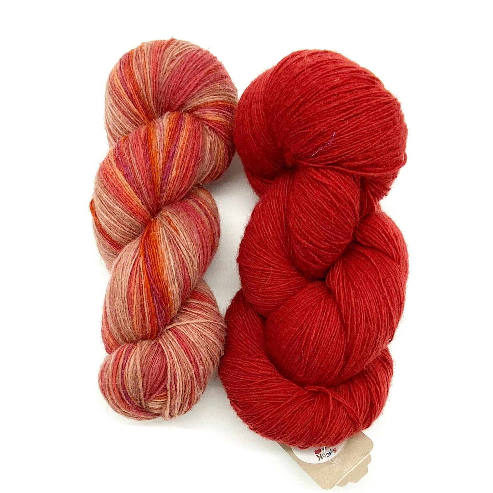 Die verwendeten Stricktechniken erzeugen den Effekt eines grob gewebten Stoffes und die Tatsache, dass der Schal von der langen Seite her gestrickt ist, lässt die weichen Farbwechsel wie Lichtreflexe erscheinen.