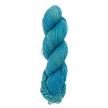 Laden Sie das Bild in den Galerie-Viewer, strickwolle kaufen	Alpine blue	Uni handgefärbte Sockenwolle 4-fach «#Nadschiba»