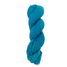 Laden Sie das Bild in den Galerie-Viewer, strumpfwolle kaufen	Peacock Blue	Uni handgefärbte Sockenwolle 4-fach «#Nadschiba»