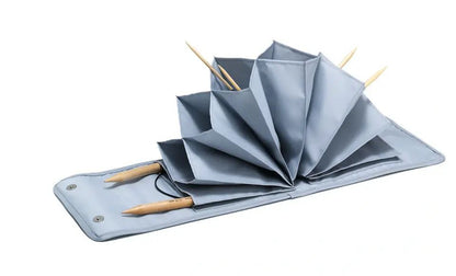 Endlich ist die Zeit der gewirbelten Rundstricknadeln im Strickkorb vorbei, denn mit der praktischen Rundstricknadelmappe hat ab jetzt jeder Strickfan die gewünschte Nadel schnell zur Hand. 