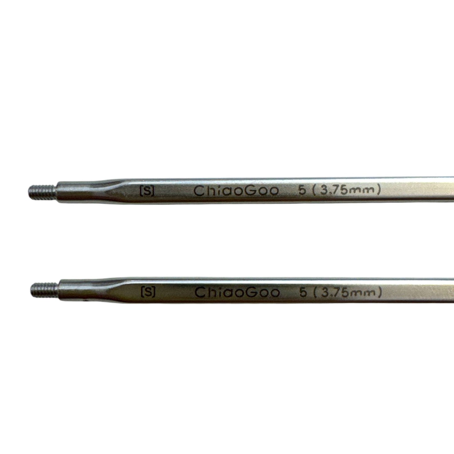Zwei ChiaoGoo QUADS™ Lace Nadelspitzen aus Edelstahl — Nahaufnahme des Gewindeendes mit Beschriftung „[S] ChiaoGoo 5 (3,75 mm)", quadratischer Querschnitt erkennbar.