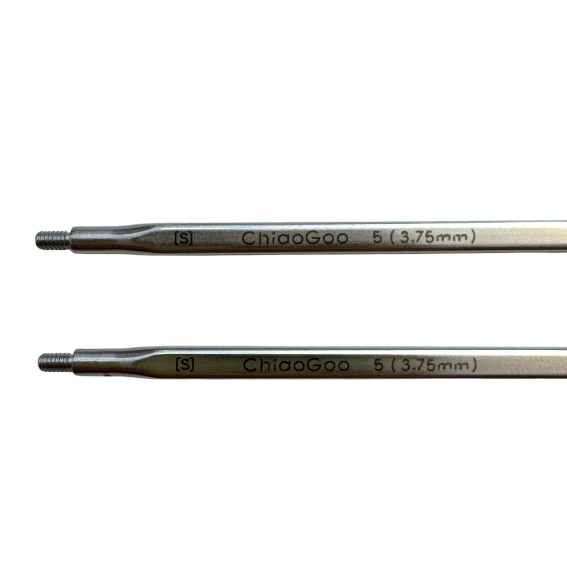 Zwei ChiaoGoo QUADS™ Lace Nadelspitzen aus Edelstahl — Nahaufnahme des Gewindeendes mit Beschriftung „[S] ChiaoGoo 5 (3,75 mm)", quadratischer Querschnitt erkennbar.