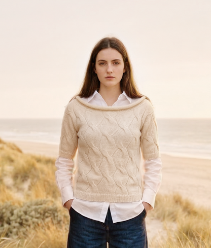Sesia Lookbook: cremefarbener Pullover mit Zopfmuster, kombiniert mit weißem Hemd
