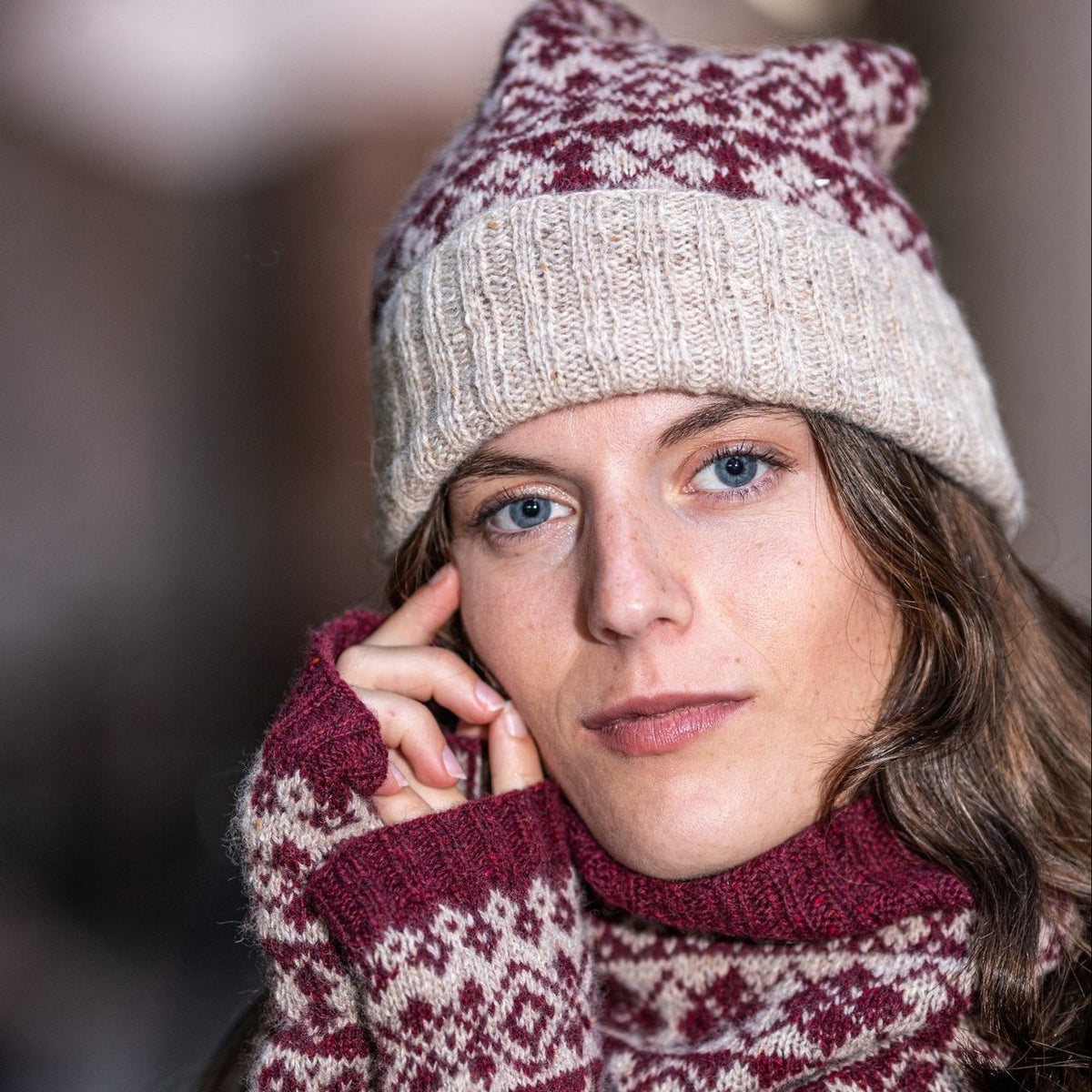 Sesia Lookbook: Fair-Isle-Mütze und Fingerhandschuhe in Bordeaux und Beige