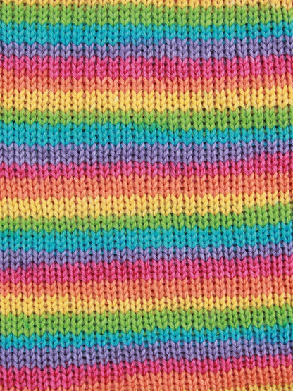 Strickprobe aus Signature 4ply Cocktails Rum Paradise – selbststreifende Sockenwolle mit gleichmäßigen bunten Streifen in kräftigen Regenbogenfarben
