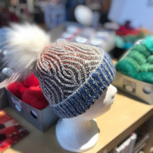 Laden Sie das Bild in den Galerie-Viewer, Handgestrickte Brioche Mütze  aus 100% Wolle von Dundaga und Mohair  (mit oder ohne Pompon)
