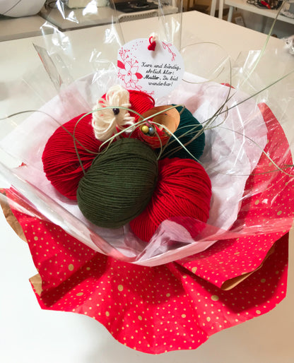 Gift wrapping wool creatively in foil - Wool bouquet