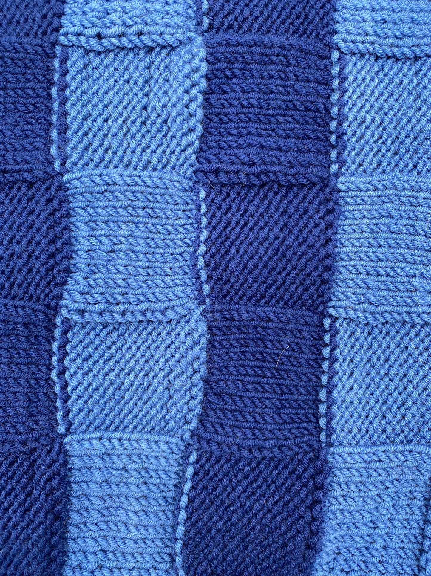 Handgestrickte Babydecke aus Merino-Schurwolle
