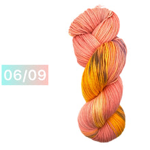 Laden Sie das Bild in den Galerie-Viewer, Handgefärbte Sockenwolle 8-fach «#Nadschiba» - September 2022 Kollektion