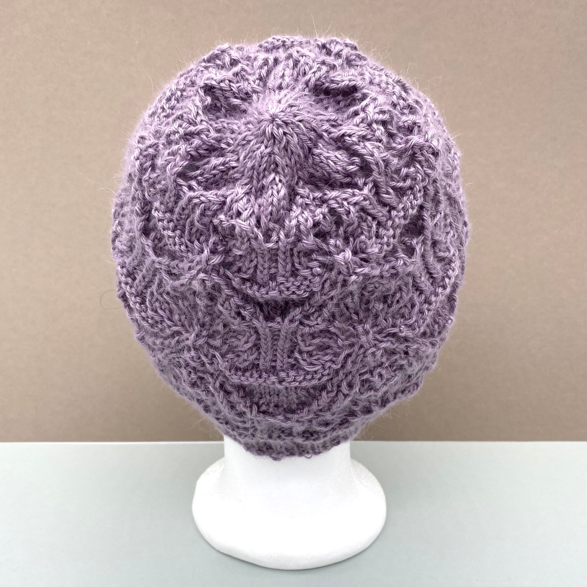 Wolle in Hamburg  - Handgestrickte Mütze mit japanischen Strickmuster - 40 % Mohair, 40 % Llama, 20 % Seide