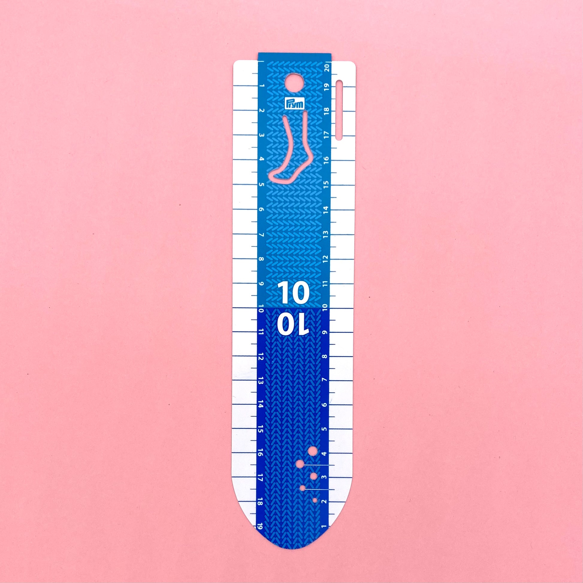 Das praktische Handmaß „Socke“ erleichtert nicht nur das Fertigen von selbstgestrickten oder -gehäkelten Socken, sondern begeistert auch durch den vielseitigen Zusatznutzen: Messen der Maschenprobe, integriertes Nadelmaß, Aussparungen für das Anheften von Maschenmarkierern, zusätzlicher Halter für Notizzettel oder Verwendung als Lesezeichen.