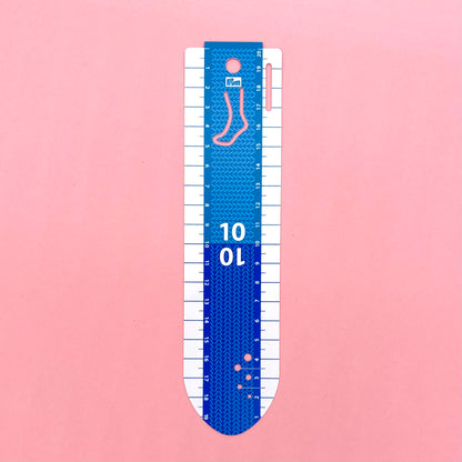 Das praktische Handmaß „Socke“ erleichtert nicht nur das Fertigen von selbstgestrickten oder -gehäkelten Socken, sondern begeistert auch durch den vielseitigen Zusatznutzen: Messen der Maschenprobe, integriertes Nadelmaß, Aussparungen für das Anheften von Maschenmarkierern, zusätzlicher Halter für Notizzettel oder Verwendung als Lesezeichen.