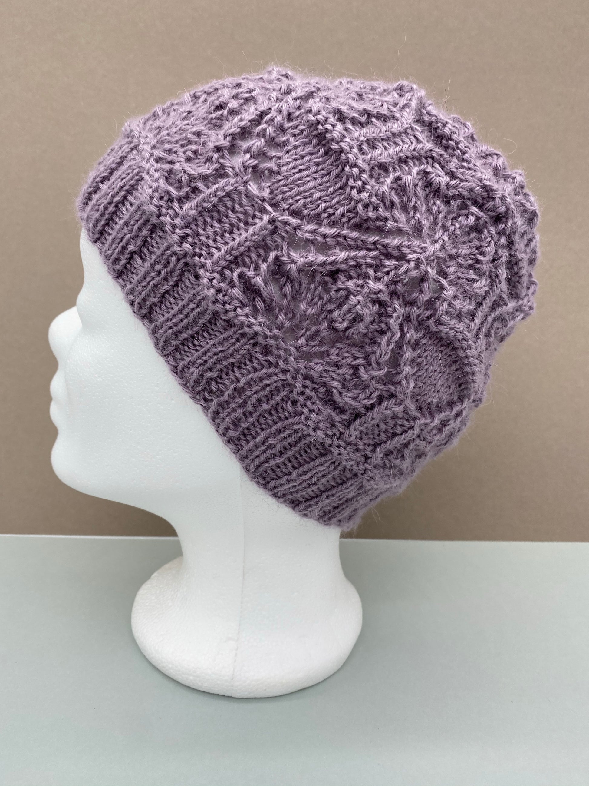 Handgestrickte Mütze mit japanischen Strickmuster - 40 % Mohair, 40 % Llama, 20 % Seide - Wolle kaufen