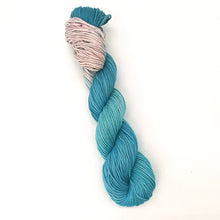 Laden Sie das Bild in den Galerie-Viewer, Neith Farbe 04 – handgefärbte Wolle am Michel l 100% Baumwolle l 50 gr = 125 m