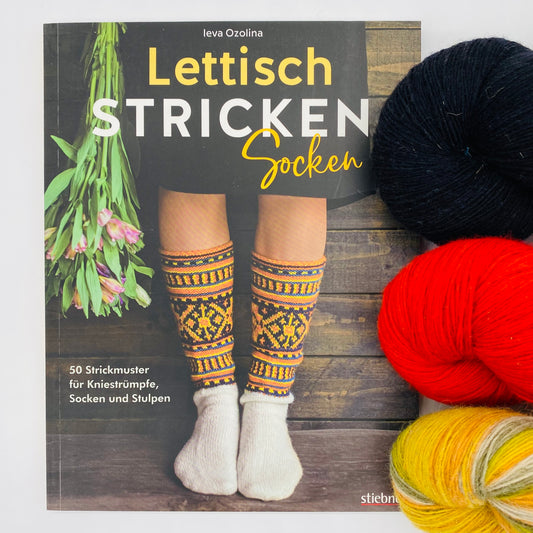 50 Strickmuster für Kniestrümpfe, Socken und Stulpen. Einfache Strickanleitungen für Anfänger & Fortgeschrittene: „Socken-Grundrezept“ für viele Varianten, Farben & Motive