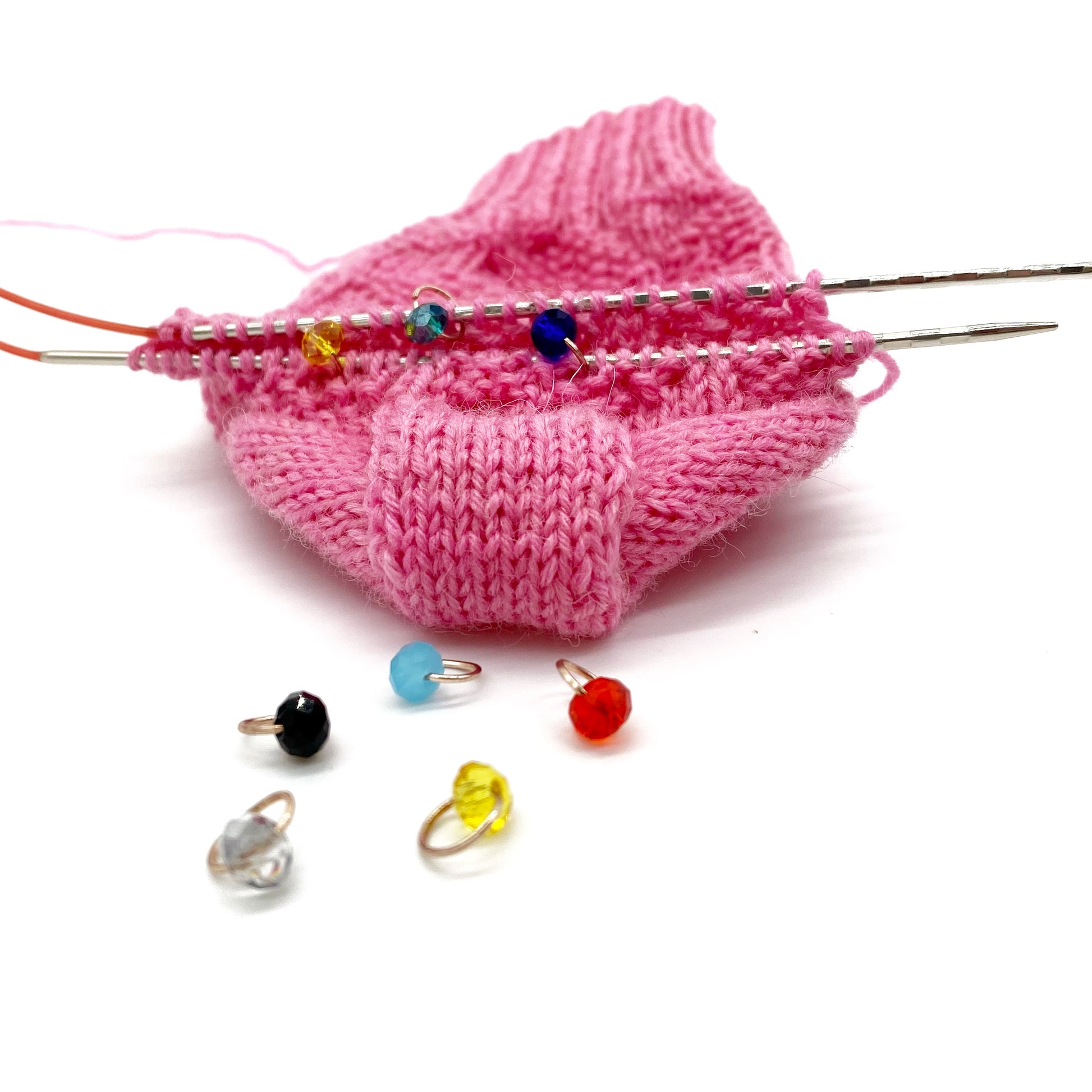 Die Maschenmarkierer sind aus Glasperlen und Metallringen handgemacht.Handgemachte Maschenmarkierer Set "Socken"