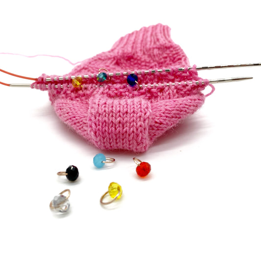 Die Maschenmarkierer sind aus Glasperlen und Metallringen handgemacht.Handgemachte Maschenmarkierer Set "Socken"