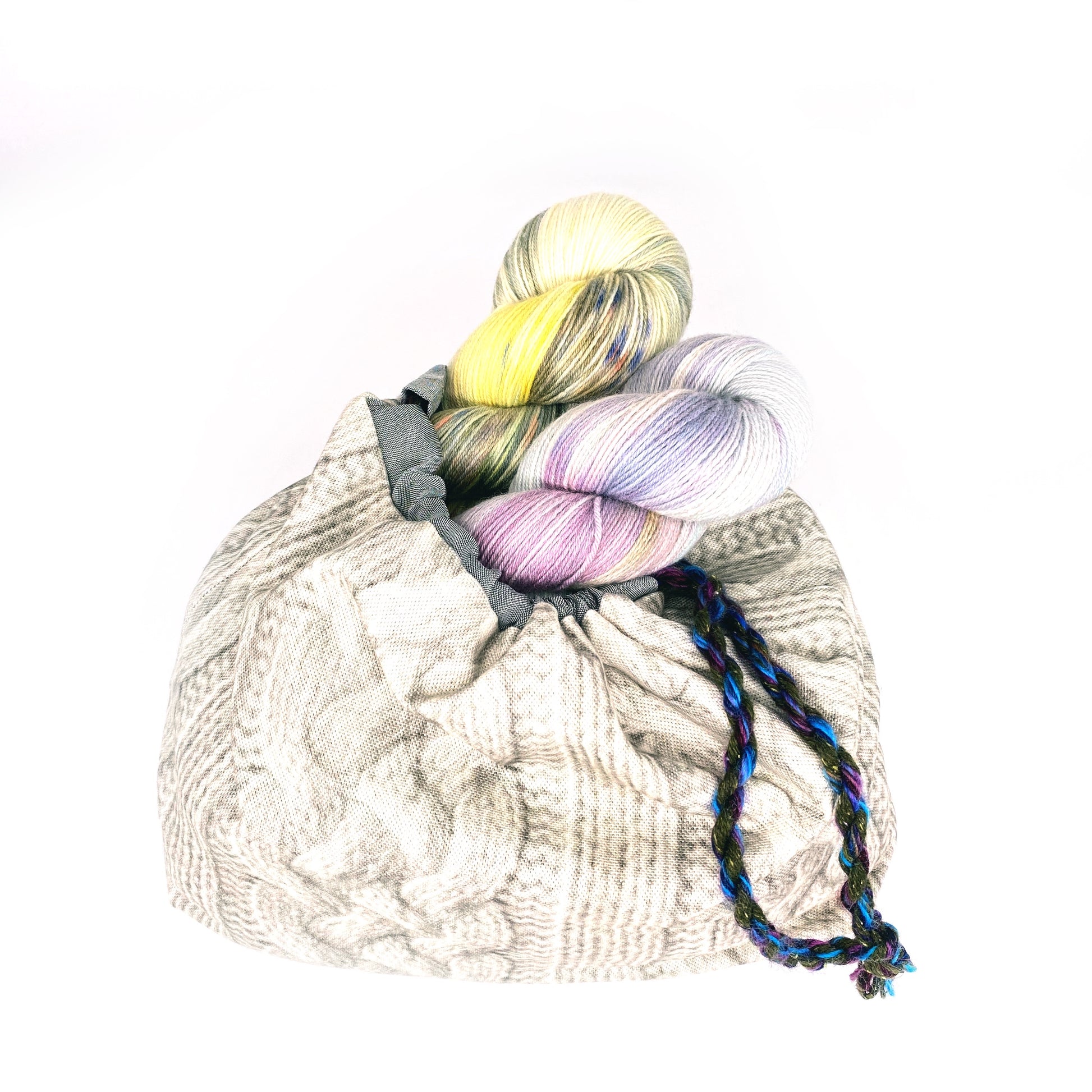 In dieser handgefertigten Strickprojekttasche aus hochwertigen Patchworkstoffen sind deine Strick- und Häkelprojekte sicher aufgehoben. 