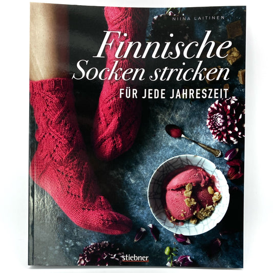 Von dünnen Strümpfen bis Wintersocken: Sockenmode im skandinavischen Design. Kreative Strickmuster für Strickanfänger und Fortgeschrittene.  Wollsocken mit skandinavischem Design – von traditionell bis kreativ Strickanfänger fragen sich: Ist Socken stricken nicht kompliziert? 